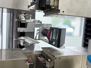 Lateral measurement with video extensometer 